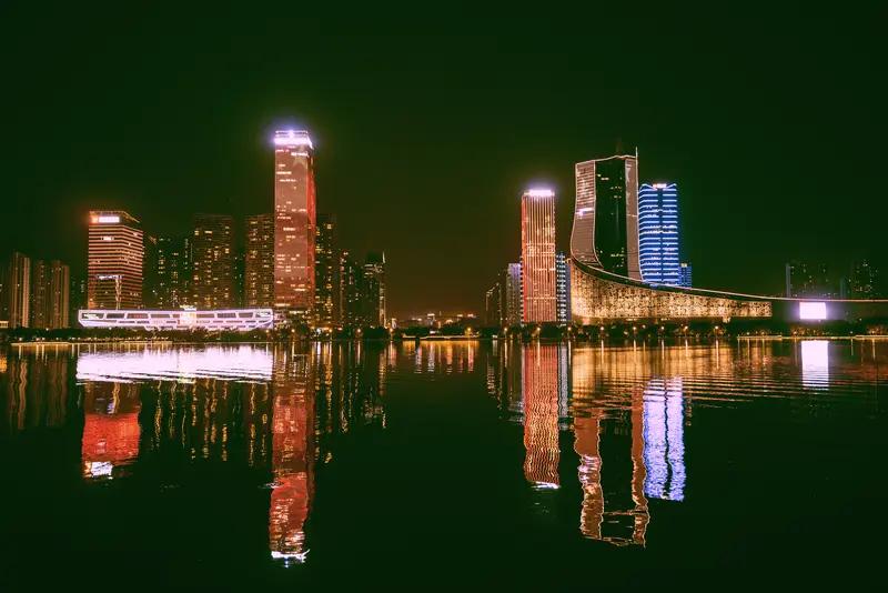 说未来合肥有望跻身强市之列，并非天方夜谭。合肥堪称近些年崭露头角的一匹黑马！20