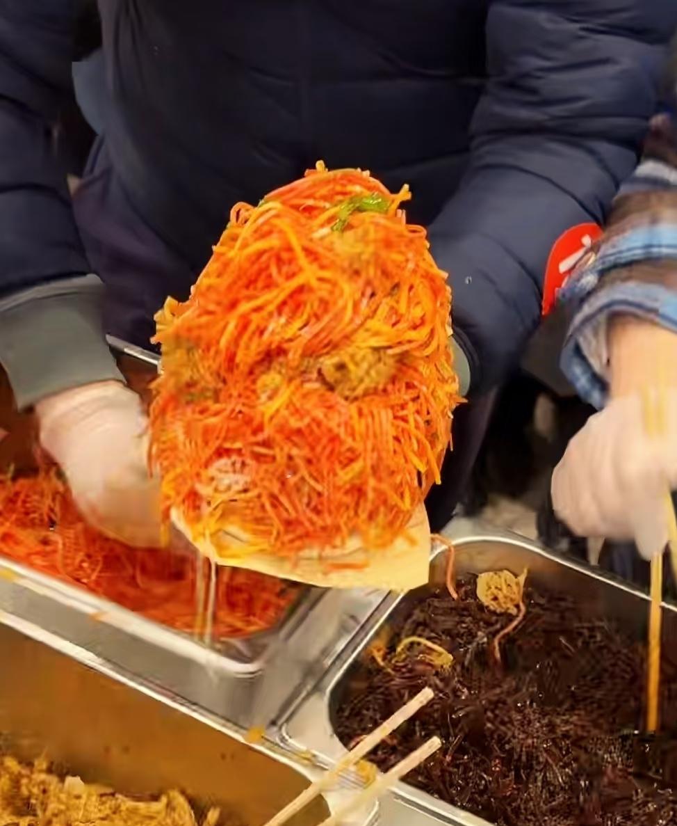 西安菜夹饼大赛太炸裂了！居然有人直接夹出3斤半巨饼，这操作直接刷新了我对菜夹饼的