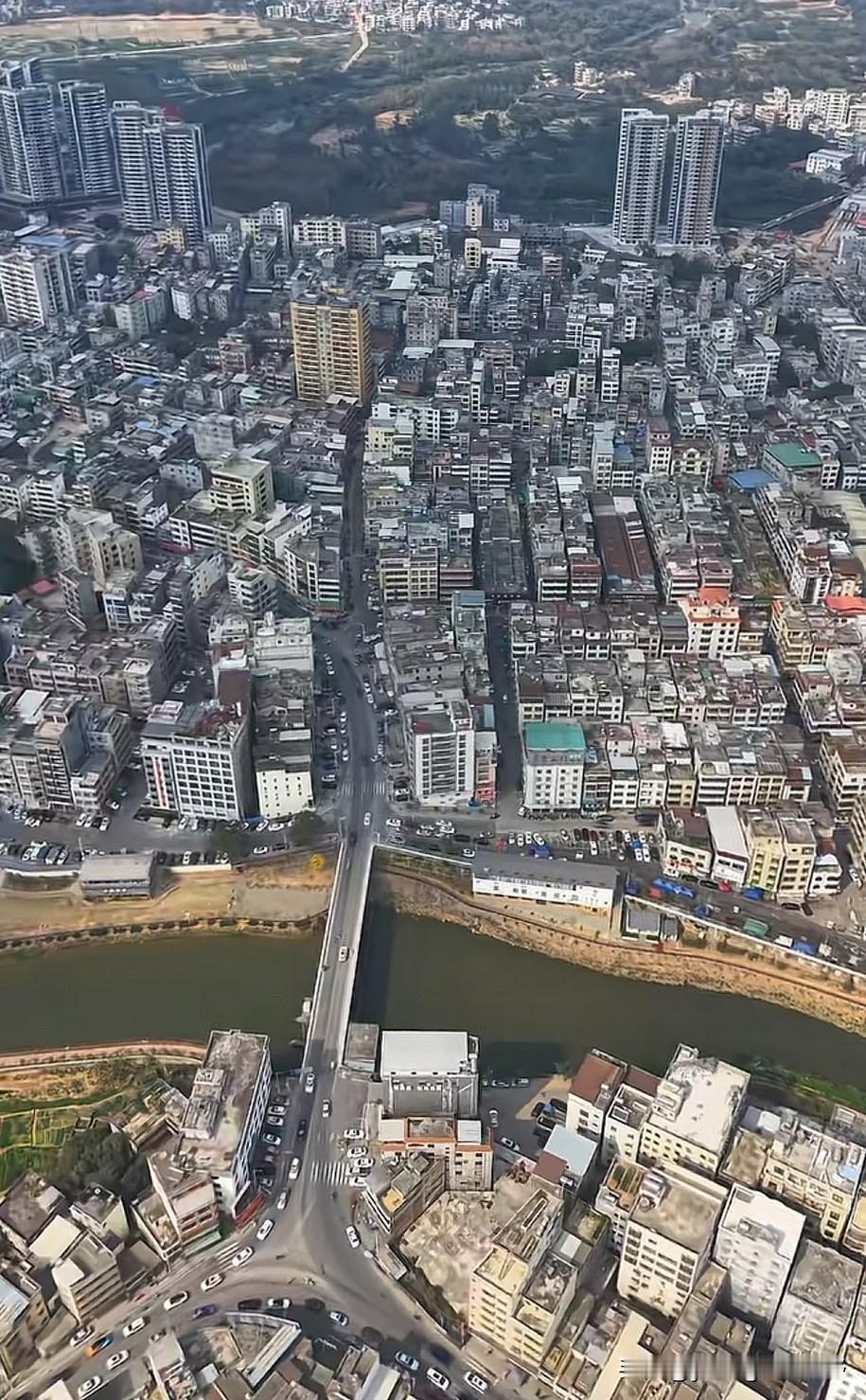 从空中视野来俯瞰一下广东茂名化州的平定镇。之前听化州的朋友介绍，平定镇的规模在化