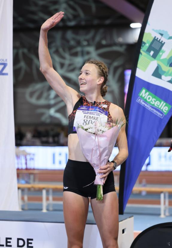 女子400米栏世界冠军转行800米首秀就破了沉寂25年之久的全国纪录位列世界