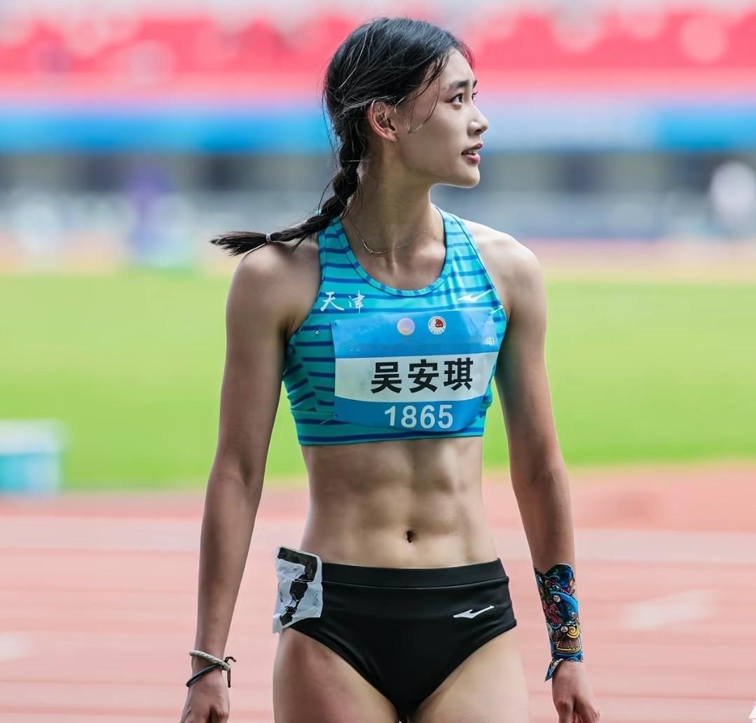 田径场上的新故事，谁能笑到最后国内女子100米栏，变天了好像，好多人都说，后浪