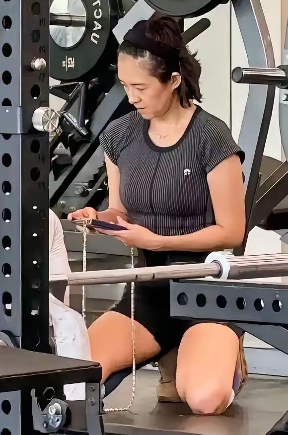 原来章子怡不化妆的时候长这个样子呀！40多岁的章子怡穿着一身运动装在健身房健身
