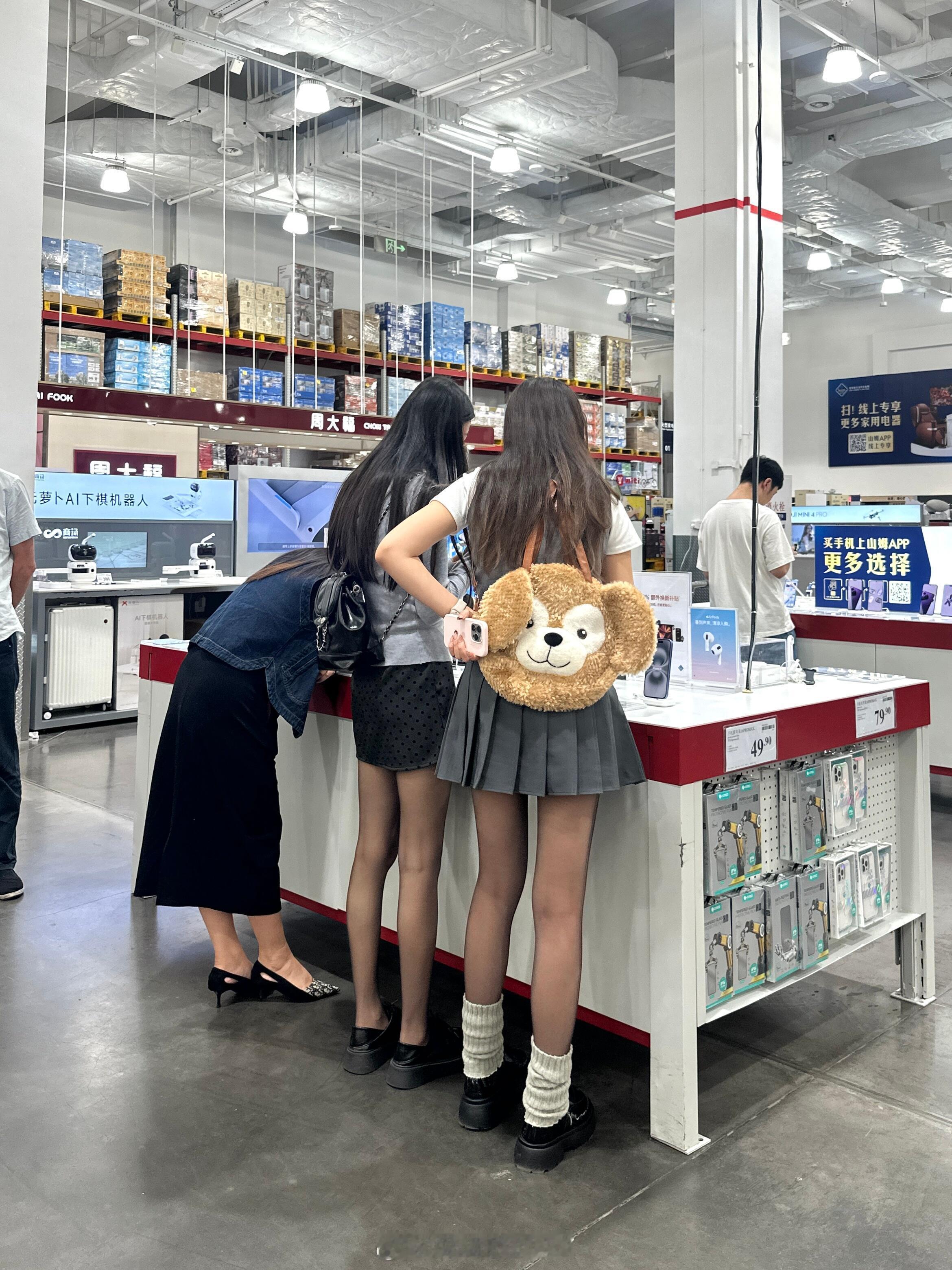 不敢再穿黑丝出门了呜呜。。。今天穿hs和朋友一起出门，走在路上感觉好多人看我，真