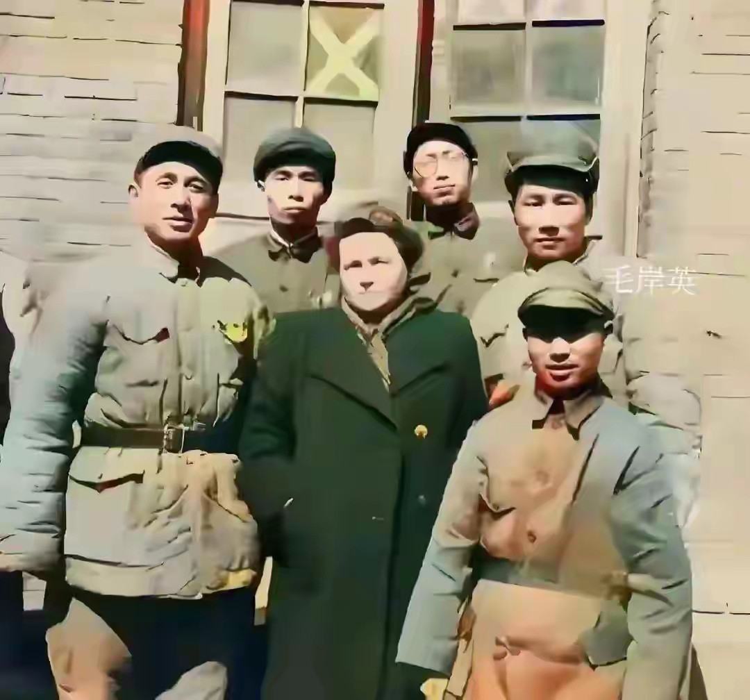 一张罕见老照片毛岸英与战友们的珍贵合影每一张面孔都值得被铭记