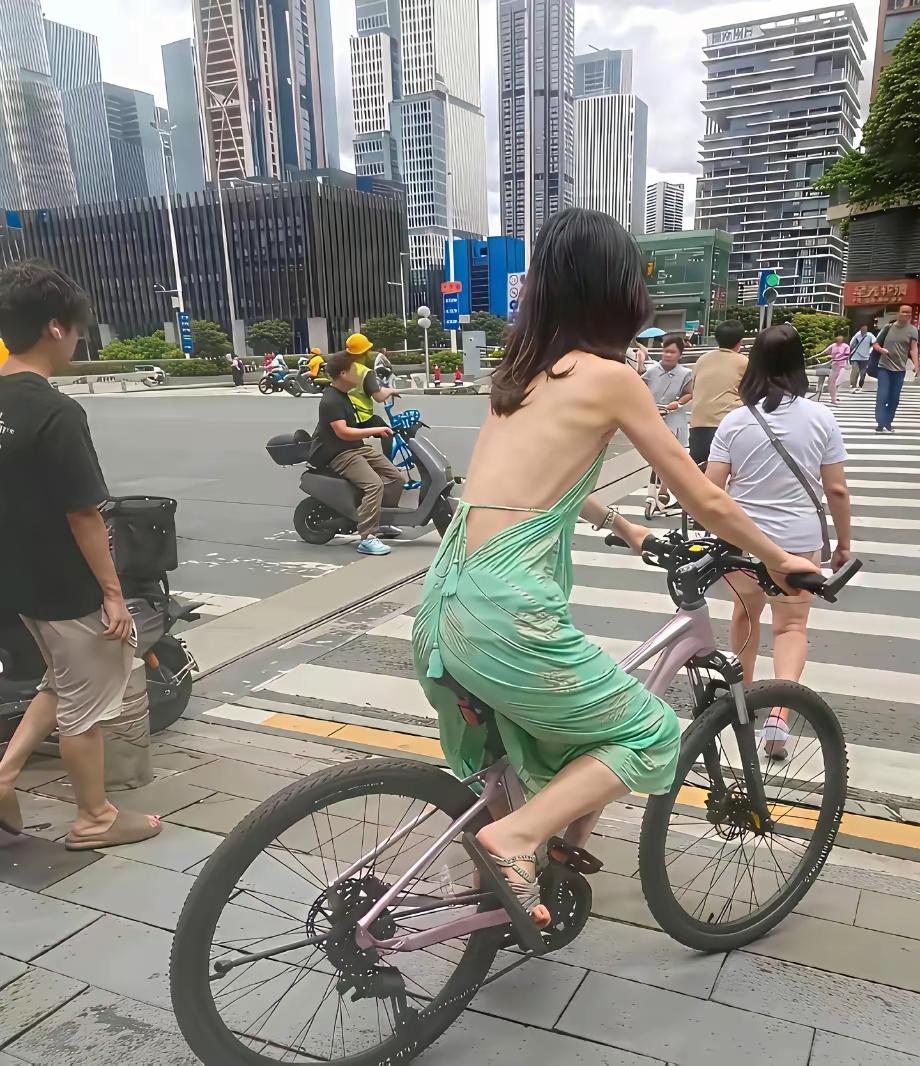 天气冷了，真的好怀念炎热的夏天，不怕大家笑话。咋就是看不够呢！[捂脸哭]如果在