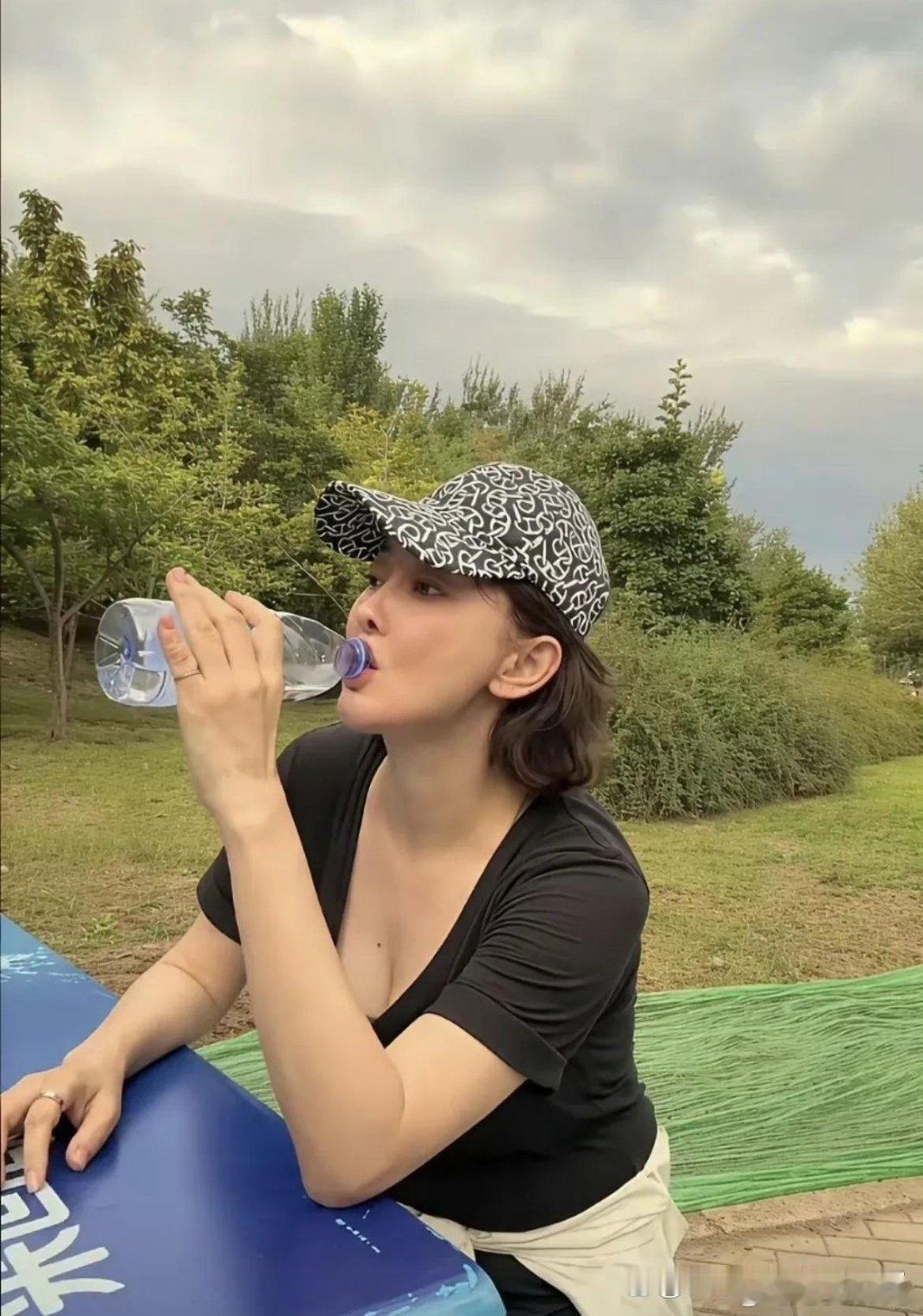 牛莉也老了，这身材都是岁月的痕迹，女神也抵抗不了时间啊！