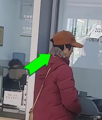 这个真忍不了！一女子去银行窗口办理业务，工作人员看到女子肩膀上有一只大老鼠，吓得