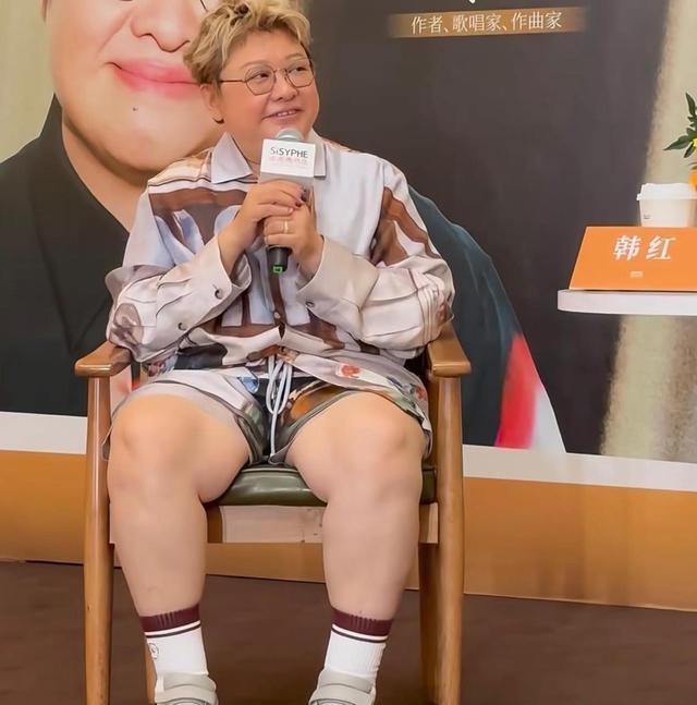 实话实说，韩红的这些坐相、吃相的确有些不雅观！大家看看，当过兵的韩红尽管在20