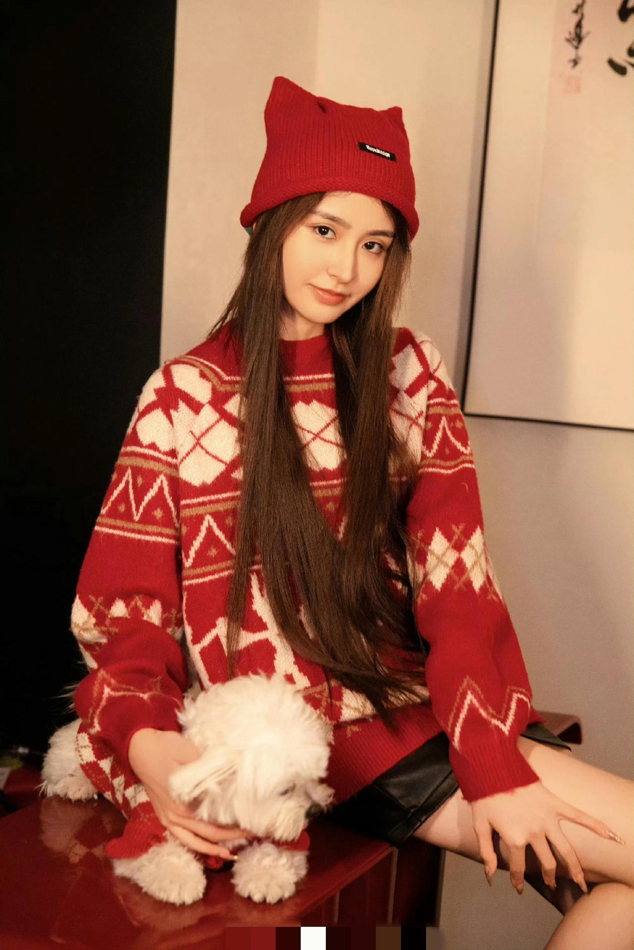 金子涵，没记错的话，是乐华娱乐公司的爱豆。这妹子到底是遭遇了什么？剃发，黑头