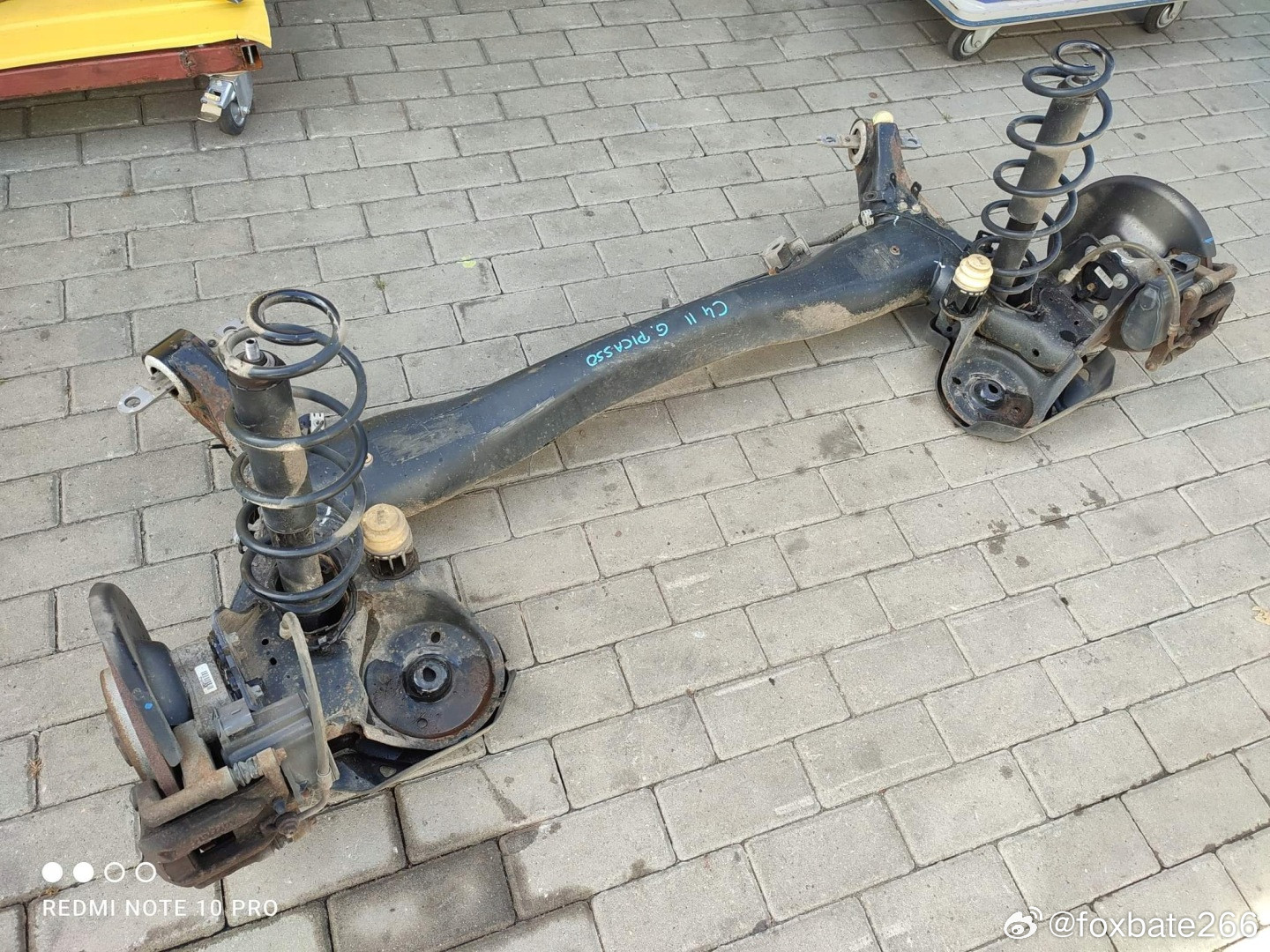 C4大毕加索。。。也是这个避振位置。。。这个弹簧有点调皮，没放在弹簧托上展示，临