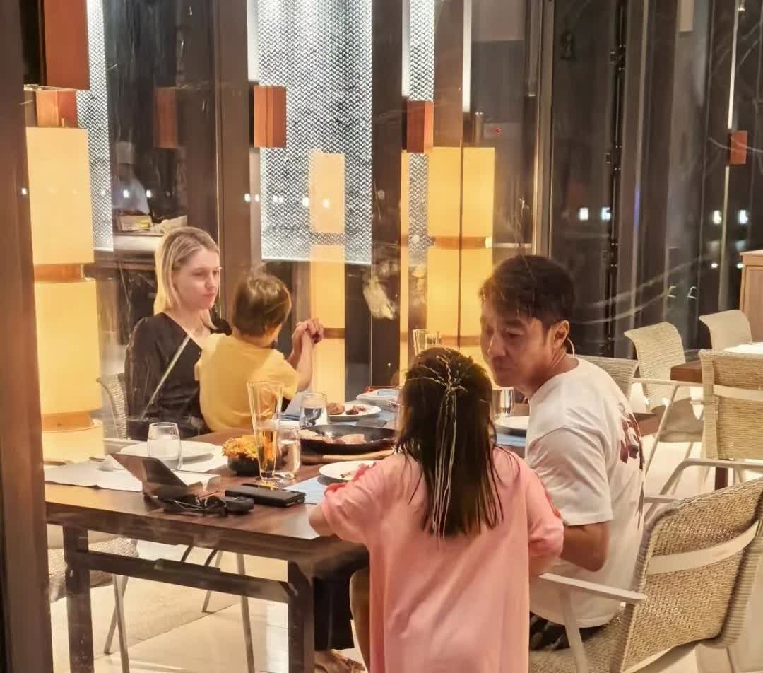 撒贝宁携妻儿餐厅用餐，女儿黏着爸爸超亲昵。李白肤白貌美很亮眼，一家同框画面超温馨
