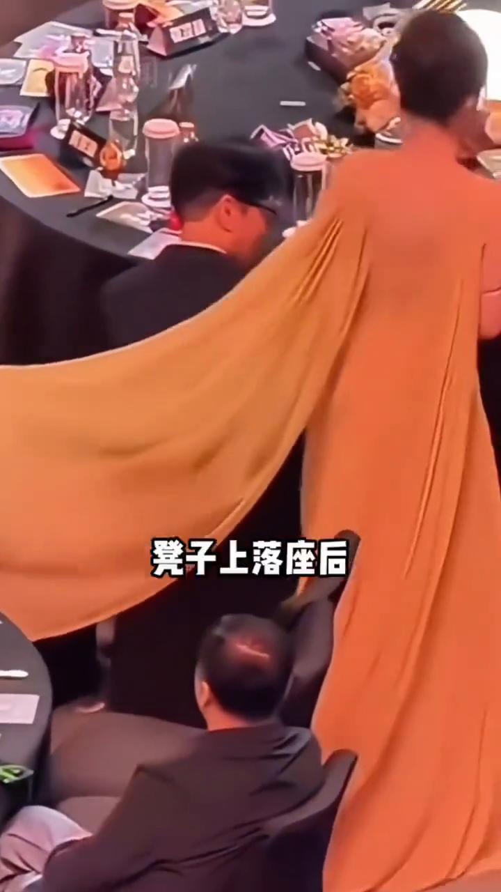 明星百态：杨幂。候场镜头抓拍明星百态。·杨幂后场区落座时裙摆直接挂在了于和伟