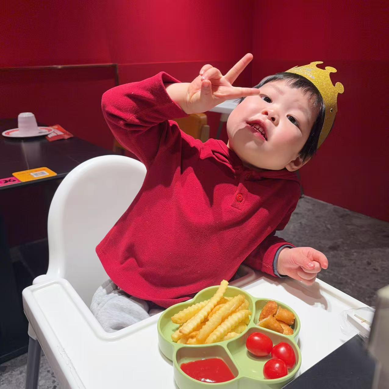 别提了，儿子晚上定好了饭店，我却走错了地方。今天，我孙女过生日。傍晚，儿子给