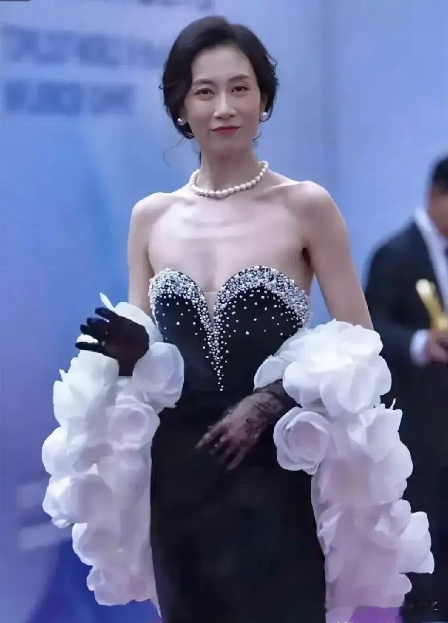 让人想不明白的是，身材不怎么完美，为什么还要穿这么裸露的礼服裙呢，这不直接暴露了