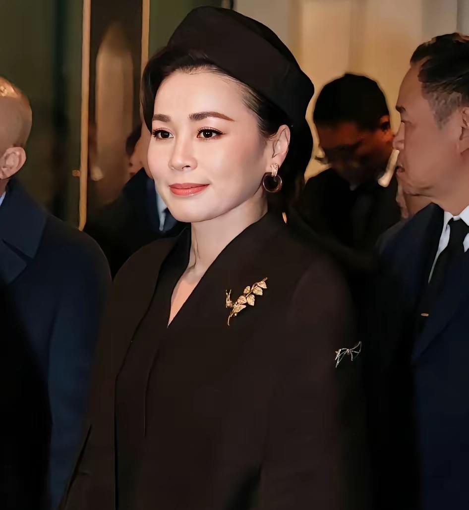 王后的气质和气场，真的可以靠后天，看苏提达王后就知一二了这一次苏提达的时尚，真