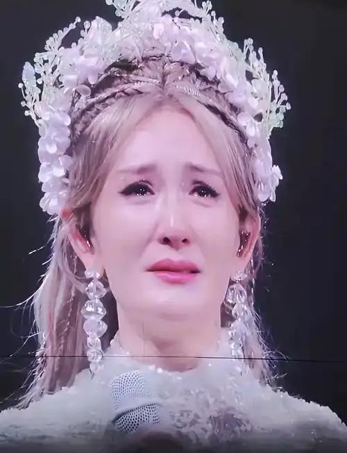 真是万万没想到，谢娜巡演取消挨骂这事，最先站出来说话的居然是她。六月底娱乐