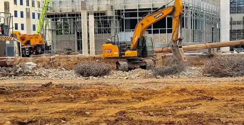 石家庄北站改扩建快完工啦，现在正在修整地面。