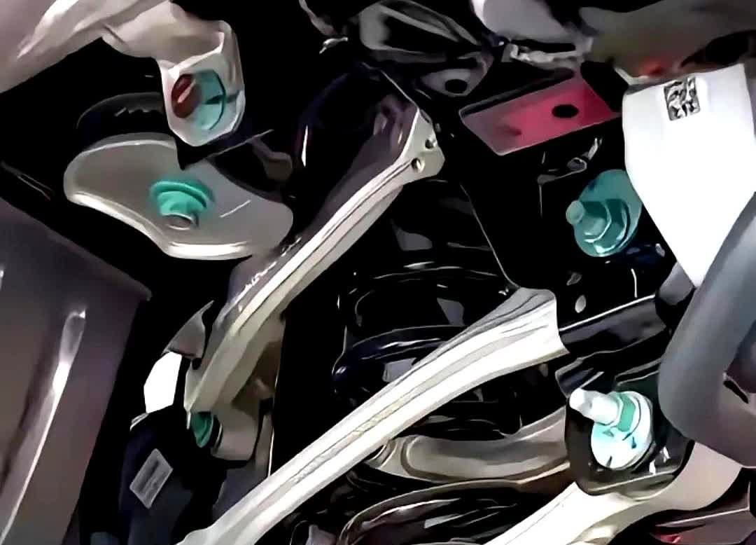 三年前我在网上吐槽比亚迪卖20万的车，底盘是淘汰的三连杆筷子悬挂，油改电平台，被