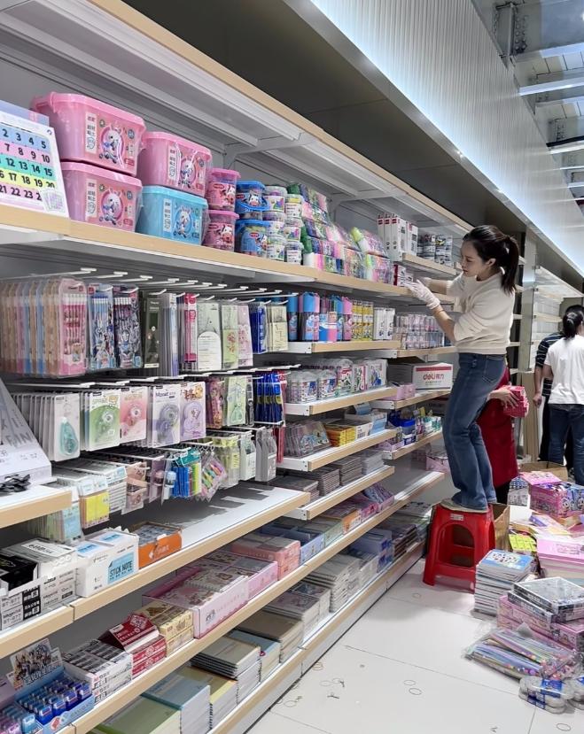 江西九江这事儿真让人没法评价了，一个12岁的小学六年级女生，居然硬生生成了“老板