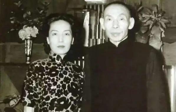 1951年，杜月笙卧床不起，临终最后一天，让女儿去银行取一个保险柜。家人以为要分