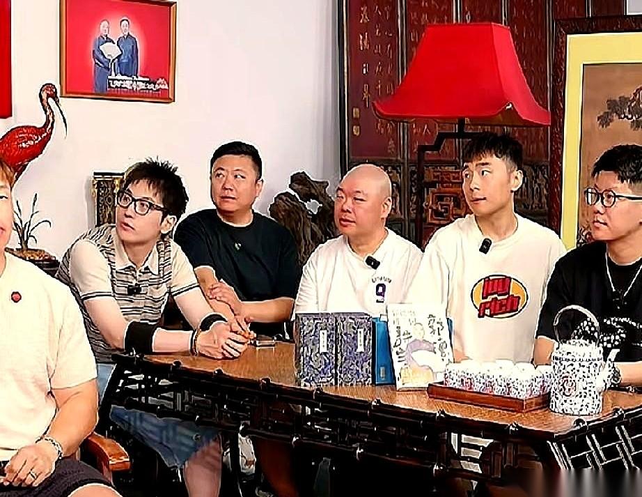 老郭昨晚这场直播，绝了。十个徒弟往镜头前一戳，热热闹闹的一大一家子。可我扫了一