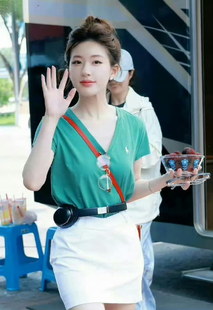 赵露思的腰好细，竟然能把耳机别腰上太好看神奇了吧