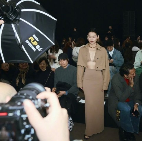 胡杏儿惊艳亮相MaxMara2025秋冬系列时装秀～她身着的这一套MaxM