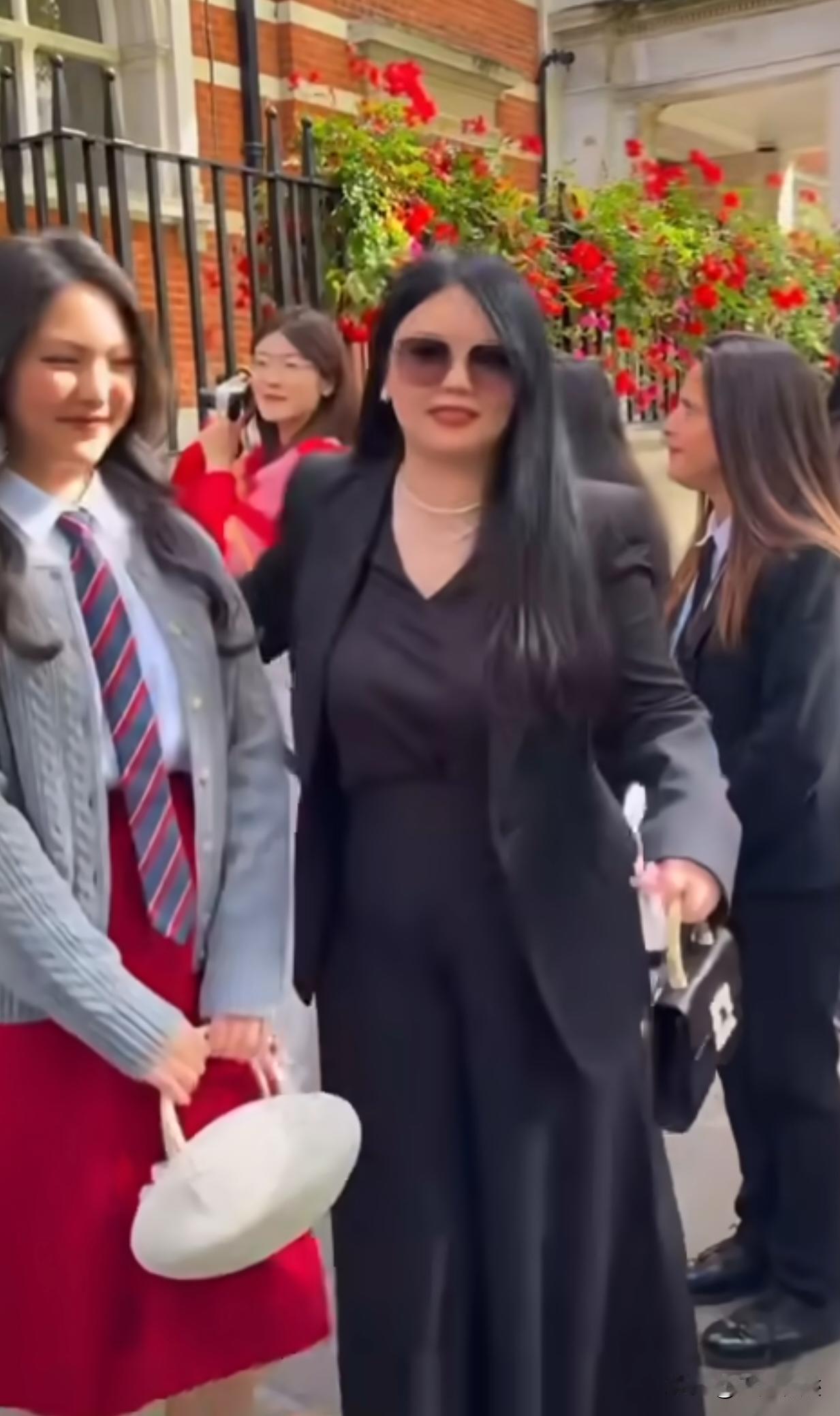 李湘女儿王诗龄，不是公主胜似公主，一出现就是焦点！李湘把她保护得也很好，哪里都带