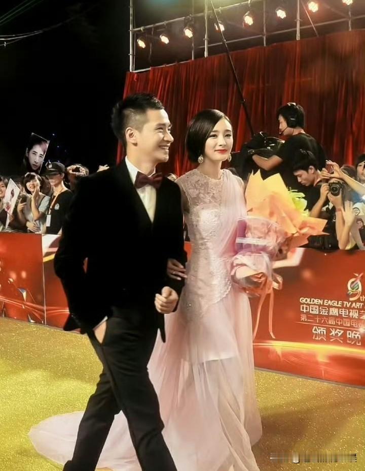 何晟铭的嘴也就只有杨幂能治了。记得在一次金鹰奖活动时，何晟铭说：他觉得杨幂可