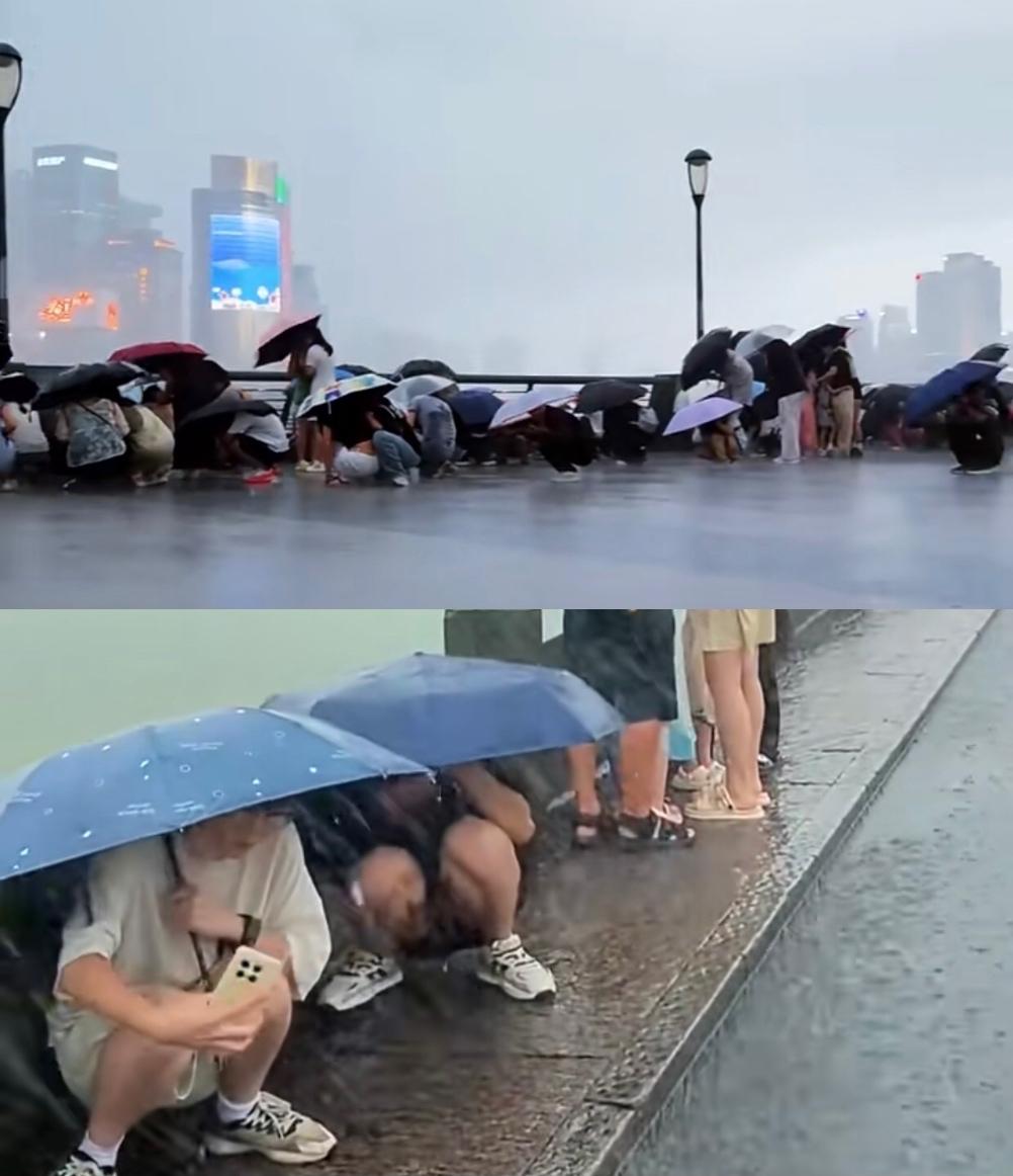 这趟白来了？旅游不就是换个地方体验下生活嘛，比如在外滩撑伞淋雨。谁也没办法