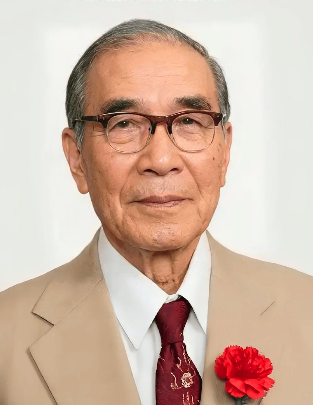 1988年，85岁的他酒后意识不清，误把家中的小保姆认成了自己的妻子。保姆没有拒