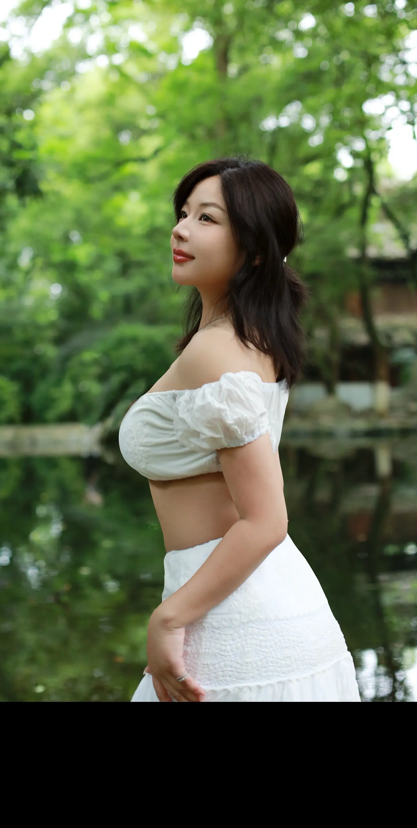 都说那花儿艳丽 却不知他为何而艳。
