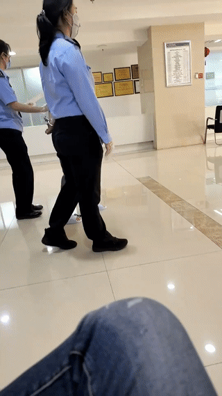 还是第一次在医院里看到有女犯人前来就医？这位大妈也不知道她究竟是犯了什么罪？