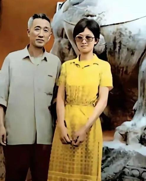 这张老照片太珍贵！年轻时的巩俐眉眼清秀，气质出众，站在大学教授父亲身边乖巧温柔，