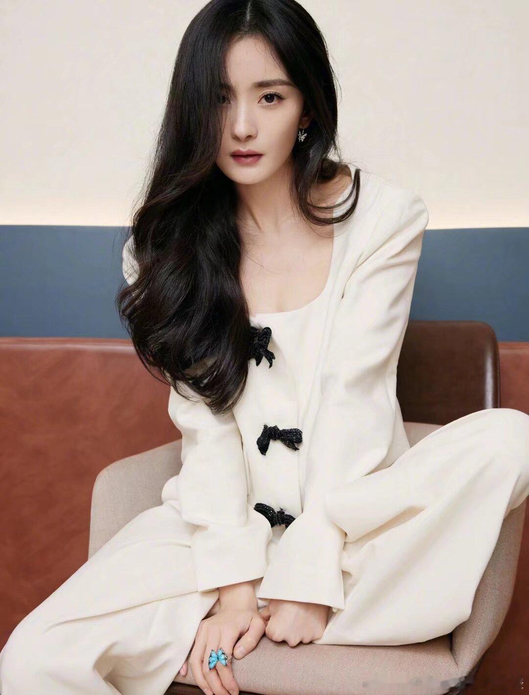 杨幂🦊杨幂bkt全球首席代言人一觉醒来，本就人烟稀少的村庄被白雪覆盖得更