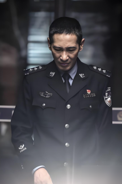 王劲松跟余皑磊终于凑一块了，这俩人的脸往那一放，就是一部戏。《铁证》开机，五百导演，陈育新编剧。这组