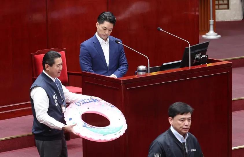 台北市议会今日举行市政总质询洪健益针对双城论坛的相关问题提出质疑，蒋万安则明确表