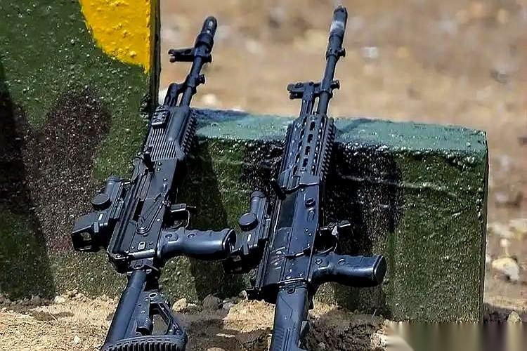 他们把枪管锯短了。俄国人把最新的AK-12突击步枪，改成了短管的卡宾枪。这事