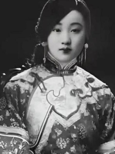 竹杖砸在珍妃背上，血珠顺着腿往下流。那姑娘临昏过去前，咬着牙说的最后一句话是