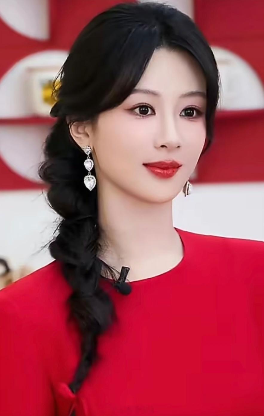 杨紫不恋流量只信角色，当初放弃《兰香如故》，不少人替杨紫可惜，错过破三万的热度