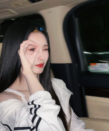 徐艺洋520美照曝光条纹上衣配棒球帽超活力