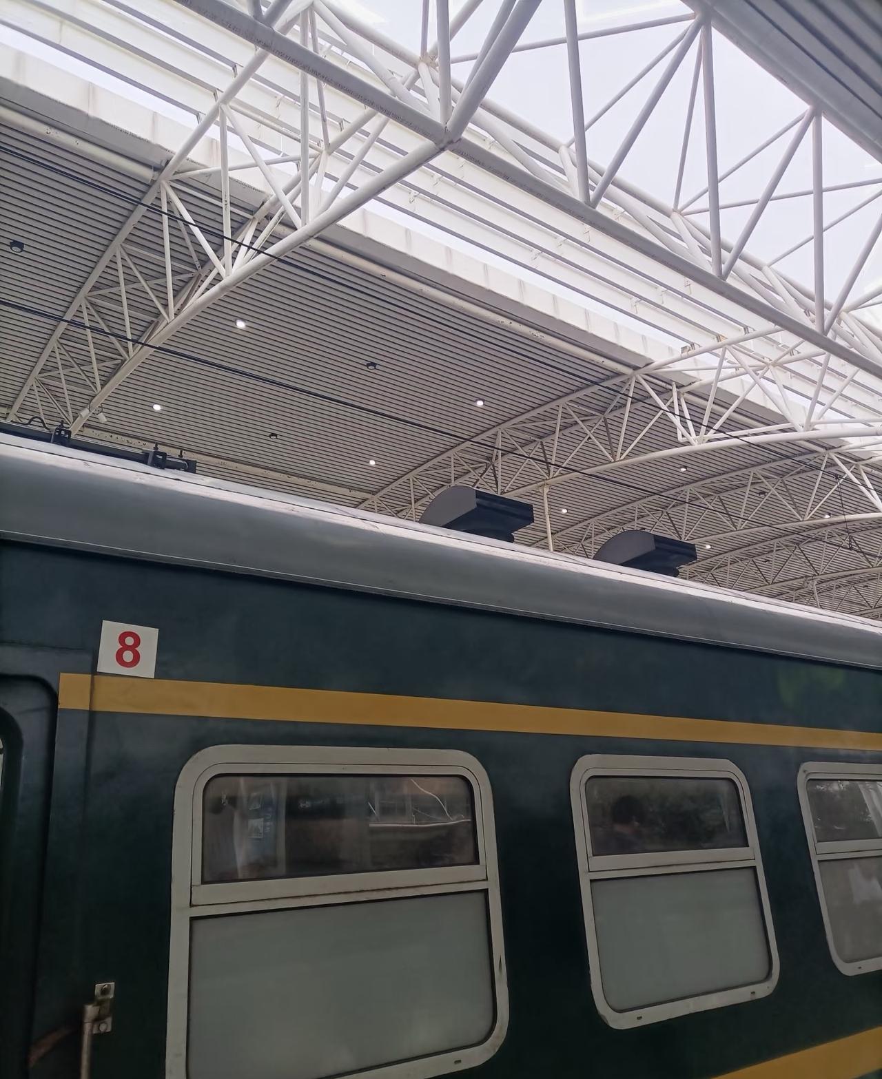 探秘废弃绿皮火车，体验感差，以后不坐了！第一次坐这种火车，想体验下是什么感觉