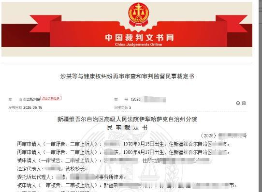 新疆，一初中生考试作弊被监考老师逮个正着，监考老师走到该初中生身边，收走小抄，并