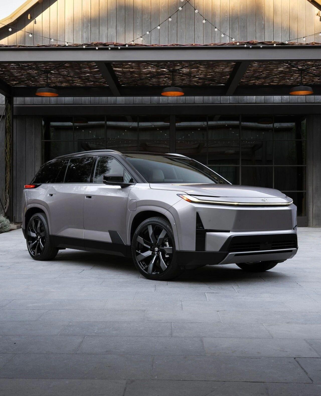 丰田汉兰达正式迈入纯电时代！三排座大空间⚡️首次触电，汉兰达大变样丰田旗下首