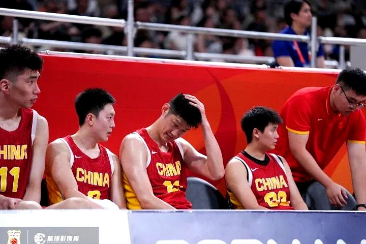 看到中国男篮败给日本队后，我突然有了个预感，中国男篮接下来很可能会迎来一轮彻底的震荡。整整输了20分