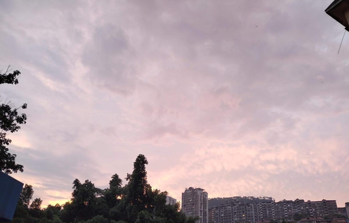 “泪目”一高中女孩，星期天去找再婚的父亲要生活费，女孩说：“爸爸，我生活费花完
