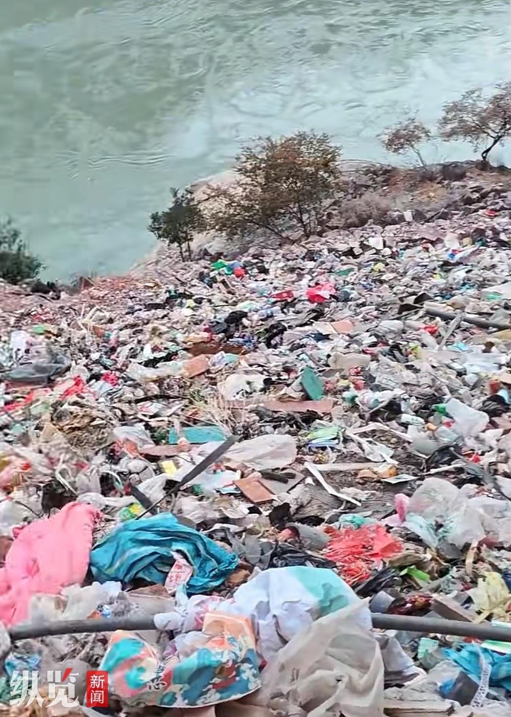太刺眼了，忍不了！1月6日傍晚，四川凉山木里县，环保博主曝金沙江边被倒上百吨垃