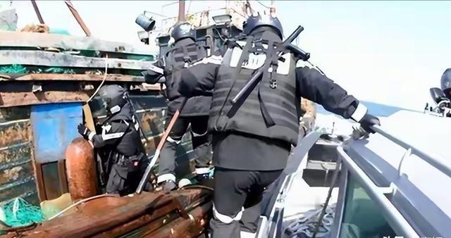 两条船、一条命！韩国海警这次惹大祸了，一名40多岁的中国籍水手死了。韩方给出的死