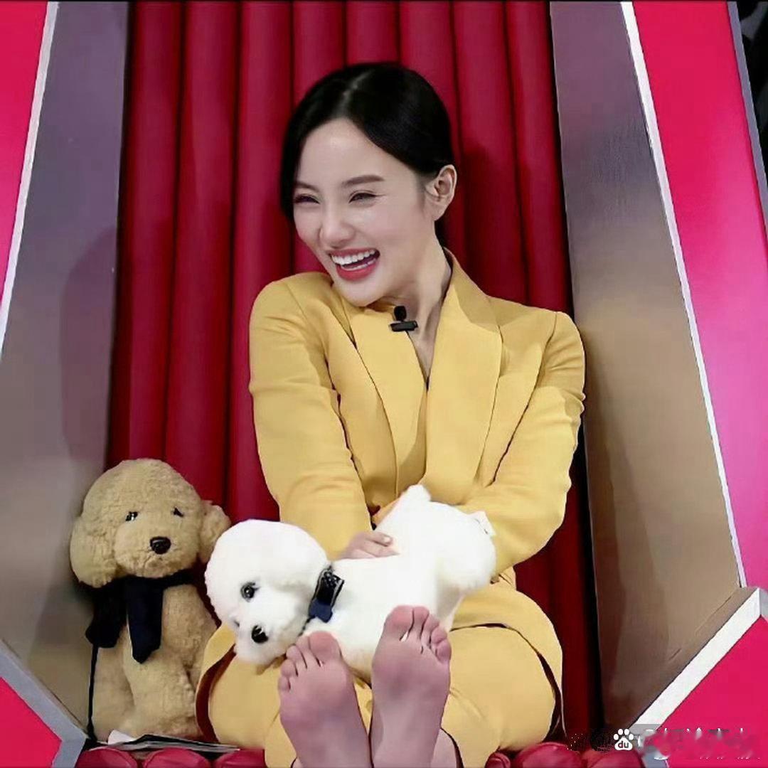李小璐晒出自己的脚丫，细节尽显精致感。​​​