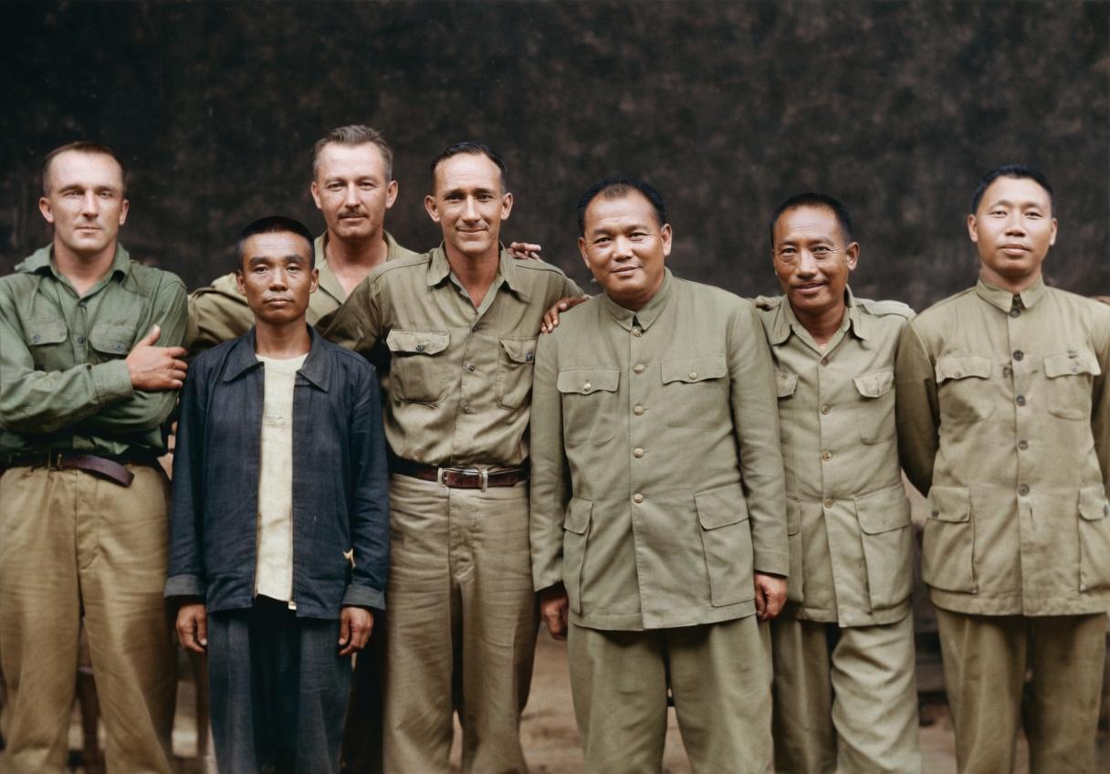 这张合影是抗战时期，国民政府军统局核心高层，与中美特种技术合作所美方军官同框照。